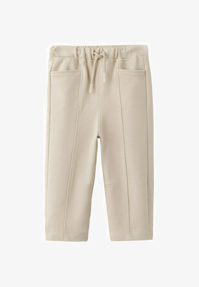Pantaloni beige per bambino con elastico in vita, coulisse, due tasche applicate frontali e dettagli di cuciture visibili su sfondo bianco.