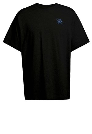 Musta puuvillainen t-paita rentolla istuvuudella, jossa on lyhyet hihat. Sininen logo on painettu vasemman ylärinnan alueelle. Ei kuvioita.