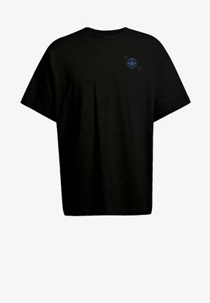 Musta puuvillainen t-paita rentolla istuvuudella, jossa on lyhyet hihat. Sininen logo on painettu vasemman ylärinnan alueelle. Ei kuvioita.