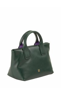 Sac à main en cuir vert avec deux poignées courtes, présentant une texture lisse et un intérieur violet contrastant. Marquage doré à l'avant.