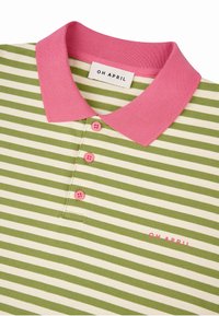 Polo majica s kratkimi rokavi ima vodoravne zelene in bele črte, roza ovratnik in štiri roza gumbe. Vezen logotip "OH APRIL".