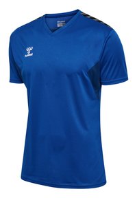 Blå atletisk T-shirt med v-hals design. Lavet af glat stof, har mørkeblå accenter på siderne og sorte striber på skuldrene.