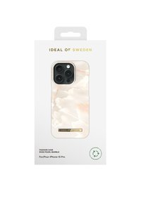 Funda de moda para iPhone 15 Pro con un diseño de mármol rosa perlado, material translúcido, bordes redondeados y acentos dorados.