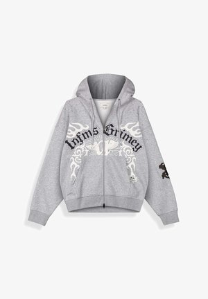Jasnoszara bluza z kapturem zapinana na zamek z dużymi czarno-białymi grafikami, tekstem "Infns Grimey" oraz ozdobnymi wzorami płomieni i ptaków na przodzie i rękawie.
