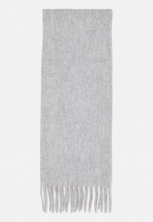 Écharpe douce en laine gris clair avec extrémités à franges, posée à plat sur un fond blanc.