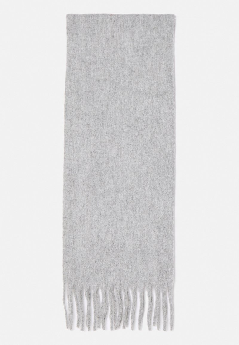 Écharpe douce en laine gris clair avec extrémités à franges, posée à plat sur un fond blanc.