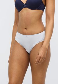 Φωτεινό γαλάζιο βαμβακερό εσώρουχο με κυματιστό δαντελένιο τελείωμα, απαλή υφή και μικρό φιόγκο εμπρός για επιπλέον λεπτομέρεια.