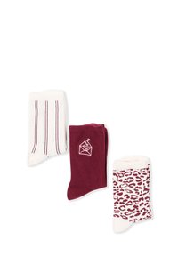 Trzy pary skarpetek kostkowych: jedna biała w maroonowe paski, jedna maroonowa z białą grafiką koperty i jedna biała w maroonowe cętki lamparta.