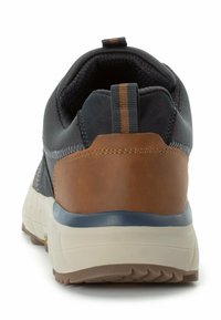 Heren sneaker met een marineblauw mesh bovenwerk, bruine leren accenten, gestructureerde hak en witte rubberen zool. Voorzien van een gestikt ontwerp en een lusvormige trekband.