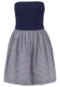 Havblå klänning utan axelband med en figurnära överdel och plisserad kjol som har horisontella vita och havblå ränder.