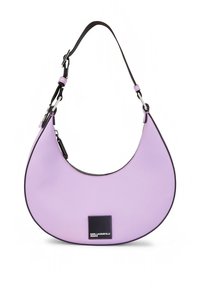 Világos lila bőr hobo táska ívelt formával, állítható fekete pánttal és fekete logócímkével az elején. Simogató textúra.
