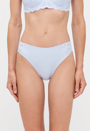Lichtblauwe panties van een soepele stof, met kantaccenten op de tailleband. Naadloos ontwerp met een lage taille.
