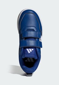 Niebieski sneaker ze sztucznej skóry z białą podeszwą, wyposażony w dwa paski na rzepy i teksturowane akcenty, z logo na języku.