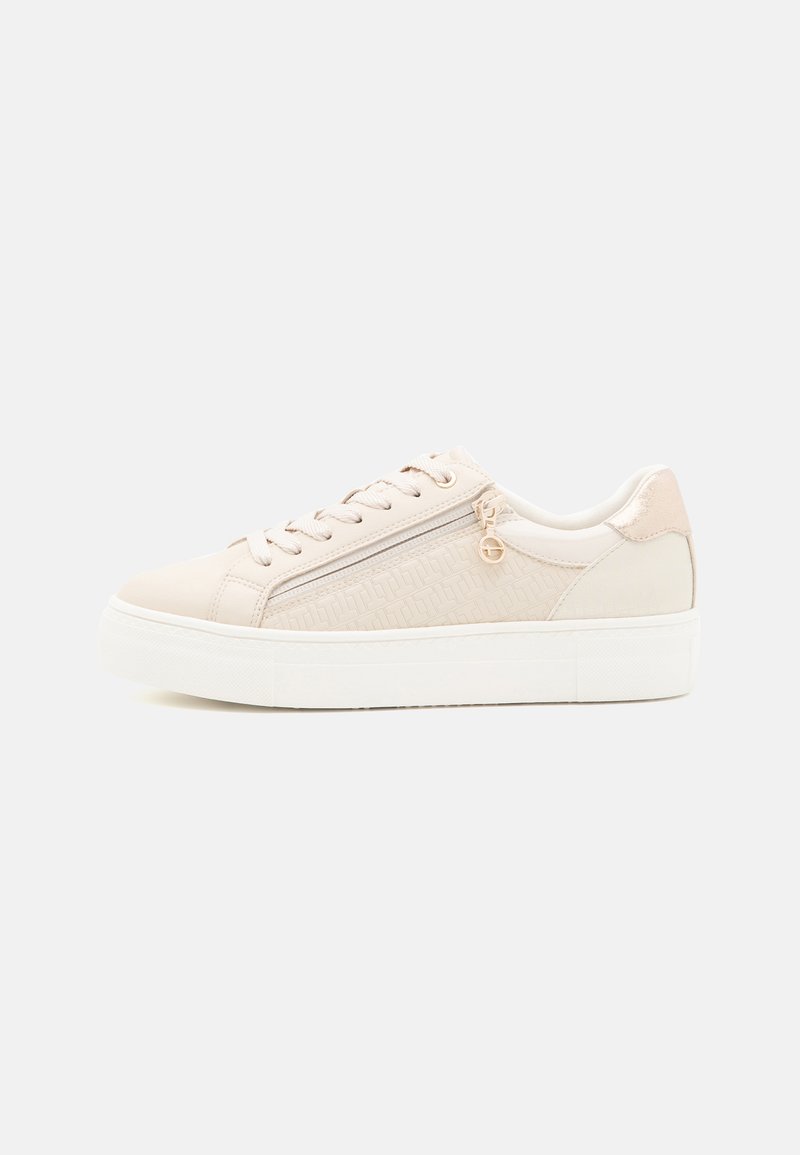 Sneaker rosa chiaro con pannello testurizzato, suola bianca piatta, design con lacci e cerniera laterale con un charm decorativo.