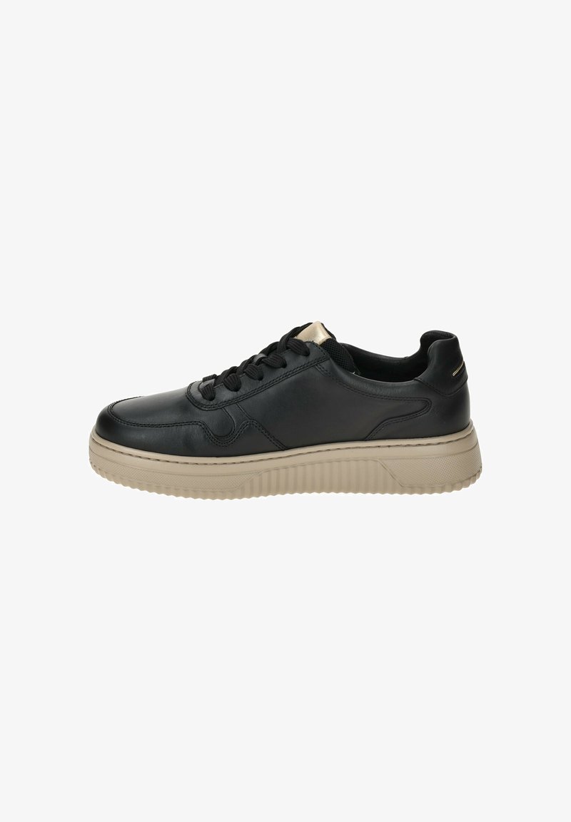Zwarte leren sneaker met ronde neus, vetersluiting aan de voorkant, beige rubberen zool, geprofileerde accenten en een klein gouden hardwaredetail op de hiel.