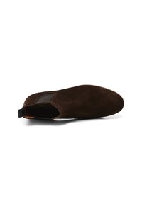 Bottines en suède marron avec des panneaux élastiques sur les côtés, bout rond et une languette à l'arrière. Texture lisse et design épuré.