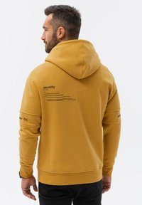 Ombre WITH PRINTS  - Sudadera con cremallera - mustard