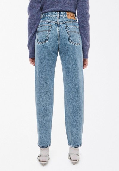 Lys blå denimjeans med høy midje, avslappet passform og to baklommer. Kontraststing og et merket lærlapp i brun ved ryggen.