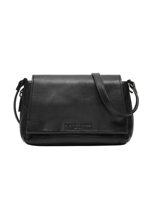 Borsa a tracolla in pelle nera con design a pattina, tracolla regolabile e logo sottile sulla parte anteriore. Texture liscia, forma compatta.