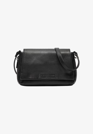 Borsa a tracolla in pelle nera con design a pattina, tracolla regolabile e logo sottile sulla parte anteriore. Texture liscia, forma compatta.