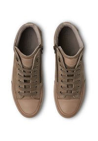 Par de zapatillas altas beige con cordones y cremalleras laterales, vistas desde arriba sobre un fondo blanco.