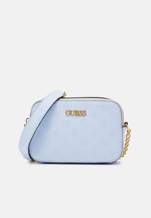 Sac bandoulière rectangulaire bleu clair avec motifs de logo embossés, lettres "GUESS" dorées, fermeture éclair dorée, sangle réglable et détail chaîne.