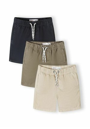 Trzy pary dziecięcych szortów z elastycznym pasem w czarnym, oliwkowozielonym i beżowym kolorze, każda z białymi sznurkami i bocznymi kieszeniami.