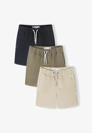 Trois paires de shorts pour enfants avec taille élastique en noir, vert olive et beige, chacun doté de cordons blancs et de poches latérales.