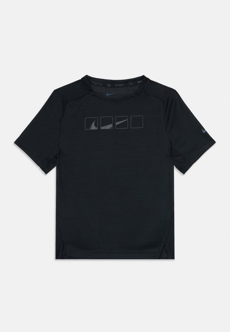 T-shirt de sport noir à manches courtes avec une finition texturée, présentant un design de logo réfléchissant sur la poitrine et des fentes sur les côtés à l'ourlet.