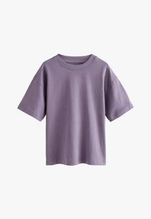 Fialové tričko s krátkými rukávy vyrobené z bavlny. Má kulatý výstřih a volný střih s rovnýlem lemem. Hladká textura, bez vzorů nebo akcentů.