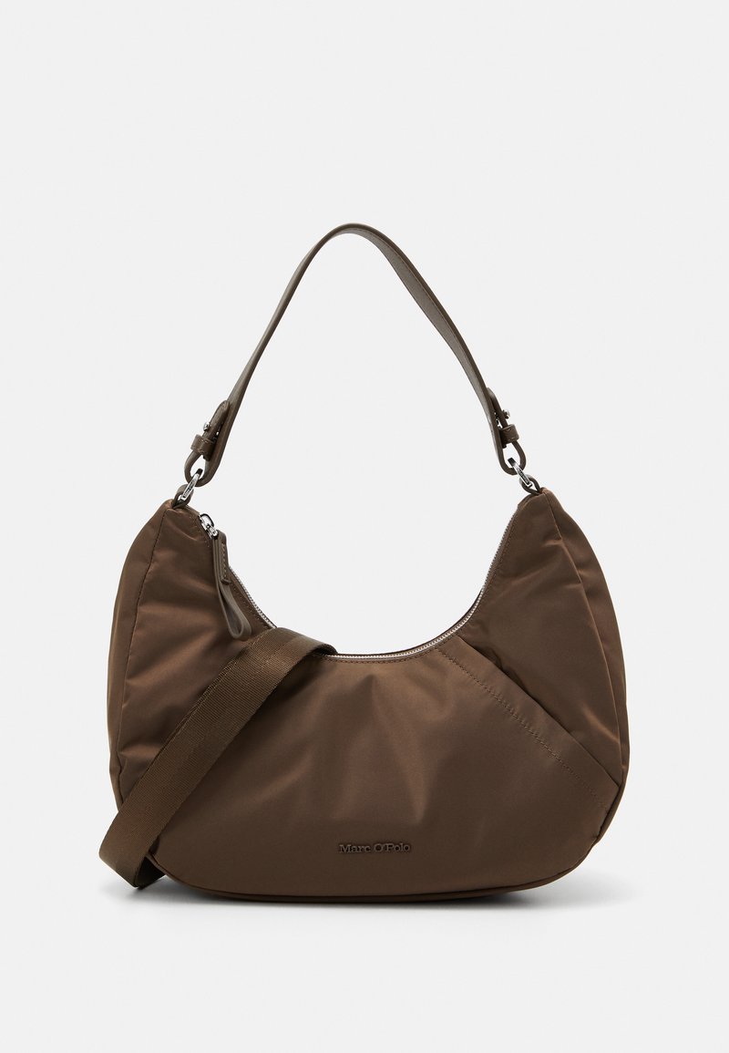 Sac à épaule rembourré marron en nylon, avec une forme courbée, fermeture éclair et une bandoulière réglable. Nom de la marque embossé sur le devant.