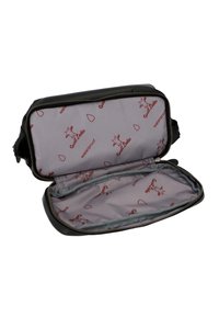 Bolso de cuero negro con cierre de cremallera, que presenta un interior impermeable gris forrado con un patrón repetido de logo de cabra en rojo.