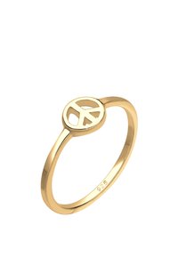 Goldener Metallring mit einem kreisförmigen Friedenssymbol als Mittelpunkt. Der Ring wird schmaler und trägt eine "925"-Markierung, die den Silbergehalt anzeigt.