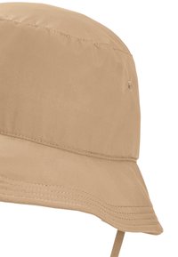 Cappello a secchiello beige, realizzato in tessuto liscio, con una corona morbida e arrotondata e un ampio bordo inclinato verso il basso. Presenta dettagli di cucitura sottili.