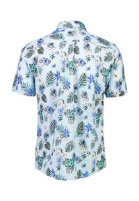 Korte mouwen shirt in lichtblauwe stof met een bloemen- en bladerenpatroon in groene en blauwe tinten; inclusief een kraag en knoopsluiting.