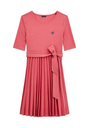Sukienka z prążkowanego koronki z krótkimi rękawami, plisowaną spódnicą i dopasowanym paskiem z tej samej tkaniny. Na piersi znajduje się małe logo.