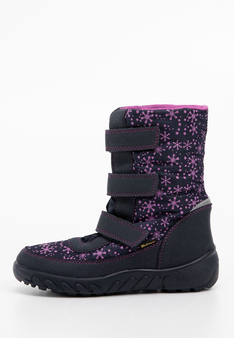 Marine-Winterstiefel mit pinkfarbenem Schneeflockenmuster, gesichert durch drei Klettverschlussriemen; strukturierte Gummisohle für bessere Traktion.