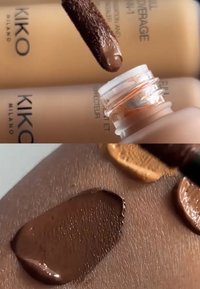 Applicateur de maquillage trempé dans du fond de teint liquide à côté d'une bouteille ouverte, avec des échantillons de fond de teint présentés sur un teint moyen.