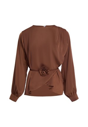 Langärmelige braune Bluse mit gerafften Manschetten und einem Stoffgürtel mit rosenförmigem Detail an der Taille, auf weißem Hintergrund.