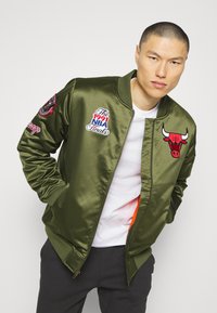 Mitchell & Ness CHICAGO BULLS NBA FLIGHT JACKET - Outdoorjacke - dark green