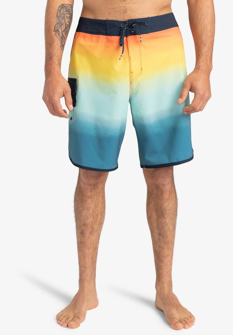Männerbadehosen mit einem Ombre-Design in den Farben Orange, Gelb, Türkis und Blau. Mit Seitentasche und verstellbarem Bund.
