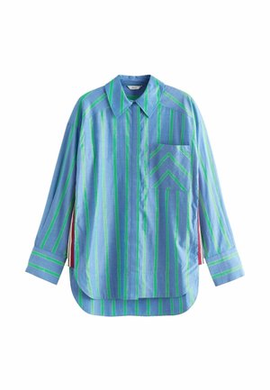 Chemise bleue à manches longues avec des rayures verticales vertes, col pointu, poche poitrine avec des rayures en chevron, et ourlet arrondi.