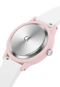 Ronde horloge met een gepolijste roestvrijstalen achterkant, roze siliconen kast en een witte band. Voorzien van een kleine zijknop en een "CE"-markering.