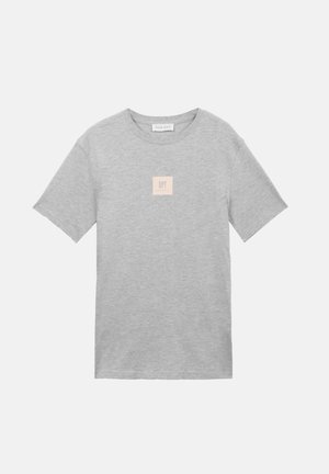 Svetlo siva bombažna majica kratkih rokavov z majhnim bež kvadratnim logotipom z napisom "DPT" na sredini prsnega koša.