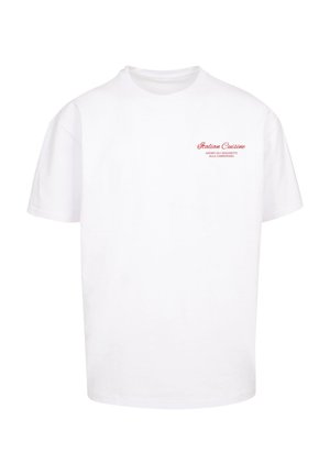 Valge puuvillane T-särk, millel on ümar kaelus ja lühikesed varrukad. Esipaneelil on punane tekst: "Itaalia Köök" ja sellele lisatud fraasid.