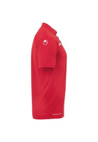 Rød polo t-shirt med korte ærmer, krave, lavet af glat stof. Har hvidt logo på skulderen og mærkedetalje nær kanten.