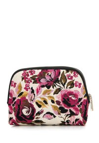 Cosmetica-tasje met bloemenpatroon, voorzien van een crèmekleurige stofbasis met gedurfde roze en zwarte rozen, afgewerkt met een zwarte rits en metalen accenten.