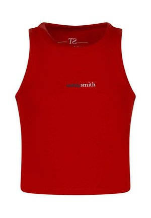 Haut court rouge sans manches avec encolure ronde et logo "teddy smith" imprimé en petits caractères noirs et blancs au centre devant.