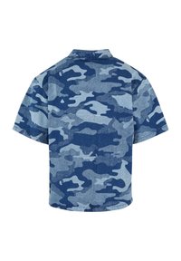 Rövid ujjú ing kék álcázó mintával, denimszerű anyagból készült, galléros nyakkal és laza szabással.