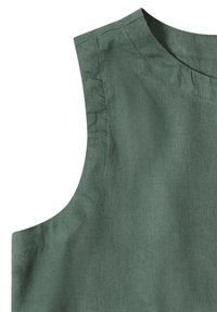 Haut sans manches en lin vert avec encolure ronde et détails de couture visibles à l’avant et sur les bords des emmanchures.